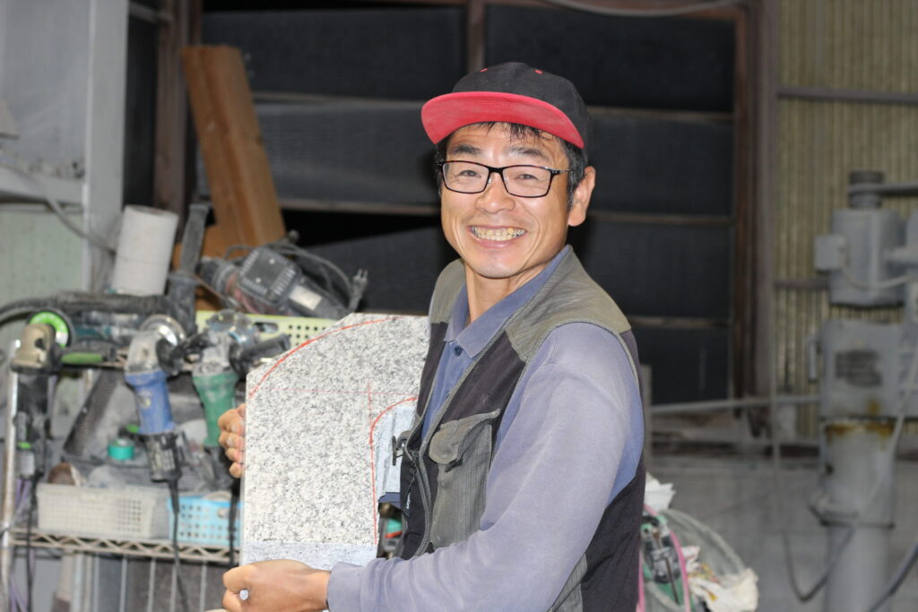 小林石材店 小林明良さん。工場にて