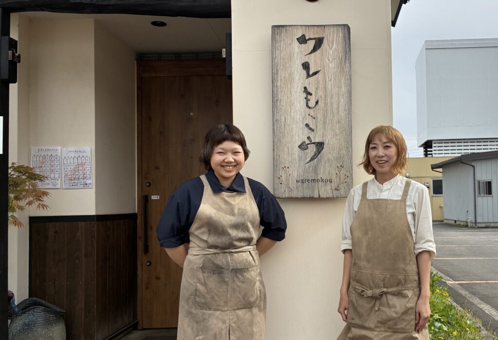 ワレもこウ 扇谷優さん（向かって右）。店舗前にて。