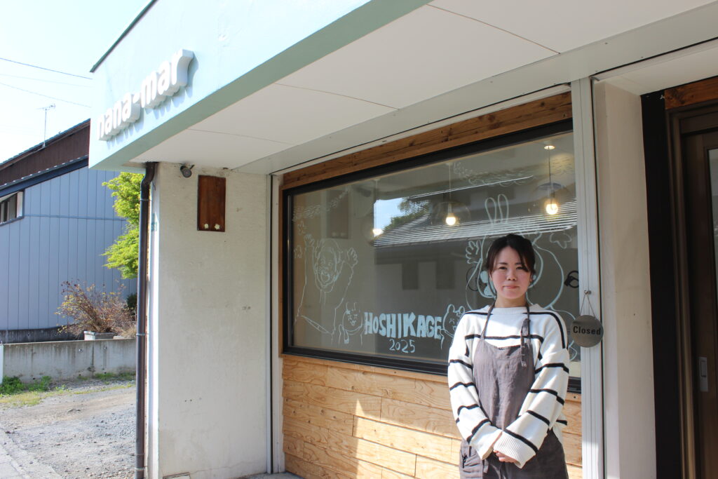 こどもときどきハーブカフェ　関 香｜せきかおり さん。店舗前にて撮影。