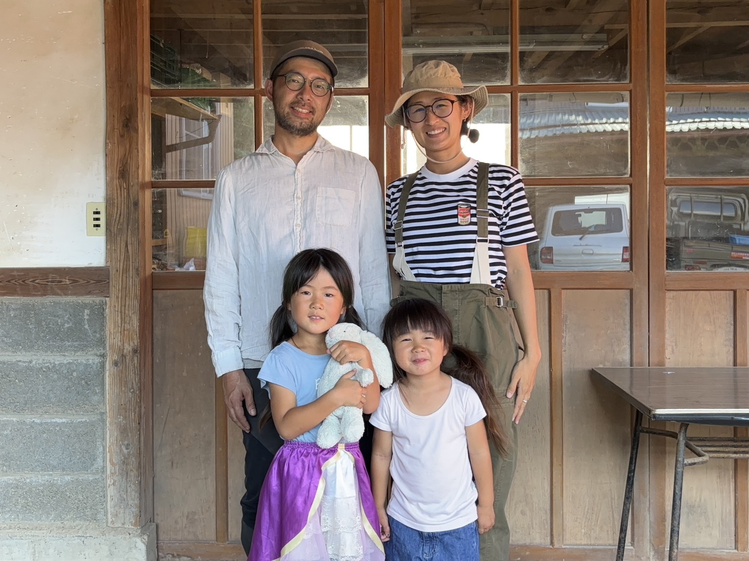 藤森果樹園 藤森陽一郎さん。ご家族4人での撮影。みなさん笑顔で、自宅前にて。