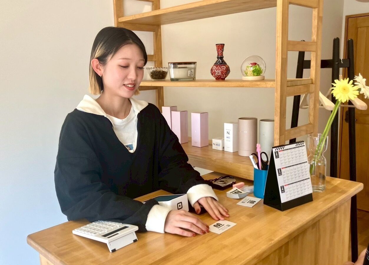 中野市小田中 montのオーナー kannaさん。店内カウンターにて。