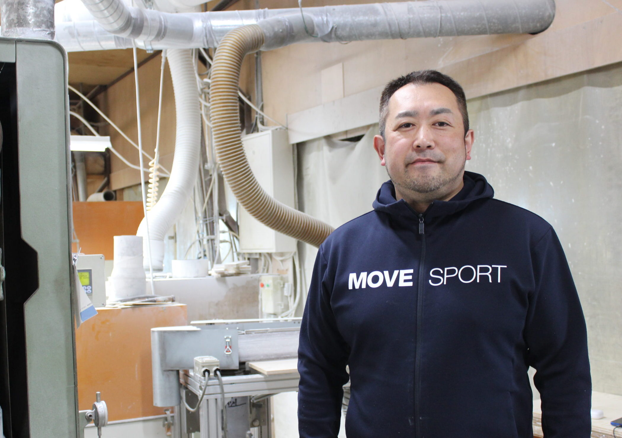 有限会社市川木工技術研究所　西原稔裕氏。工場内にて。