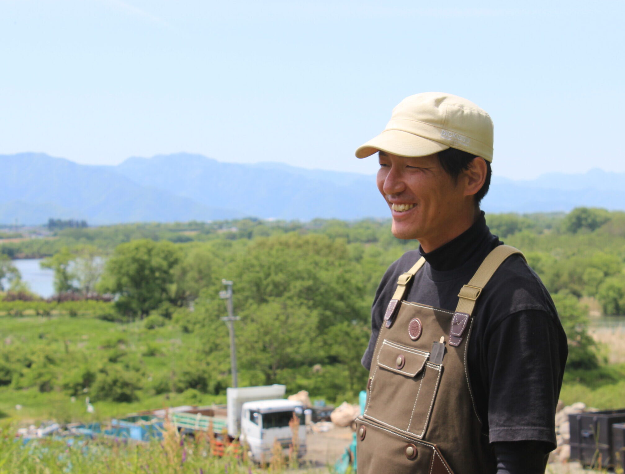 はちみつとネコ 有賀敬晃さん。養蜂箱の前にて。