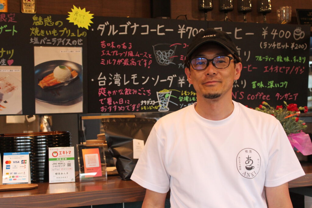 喫茶あんき オーナー樋口知生氏。店舗内にて。