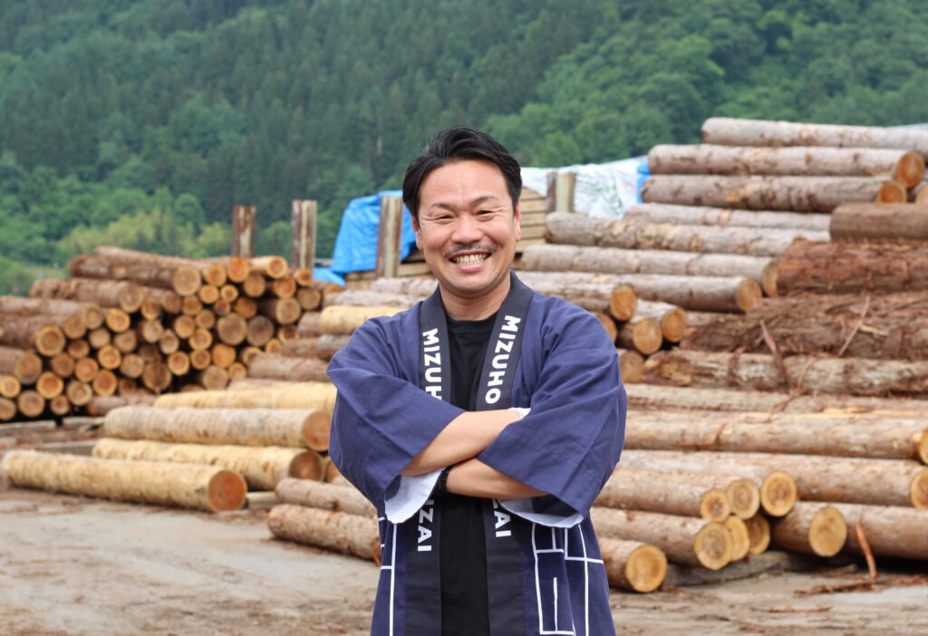 瑞穂木材株式会社 代表取締役社長 宮崎淳貴さん。木島平村で製材・木材加工の会社を営んでいる。