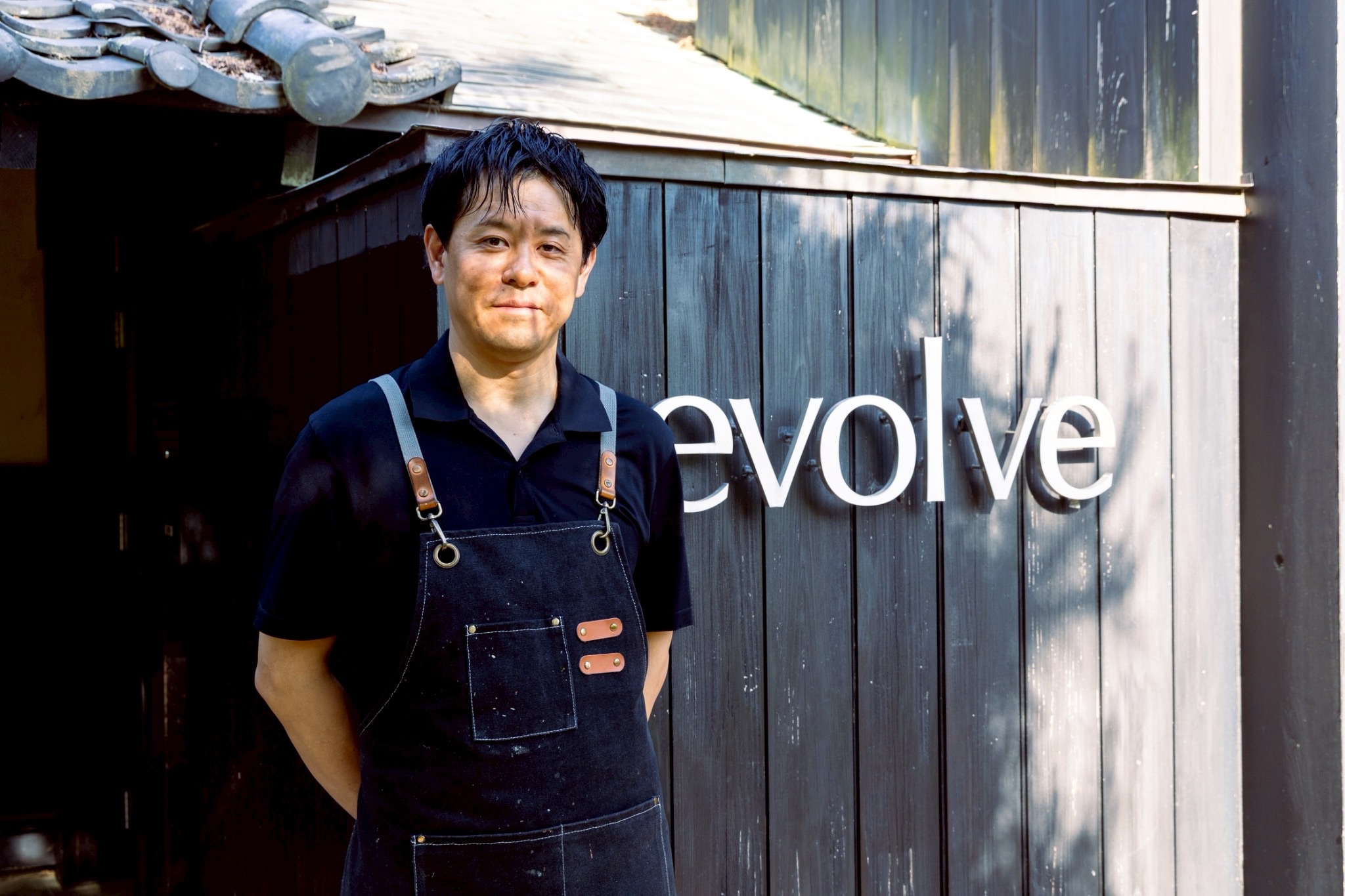小布施町レストランevolve 宮﨑夕樹シェフ。店舗前にて。