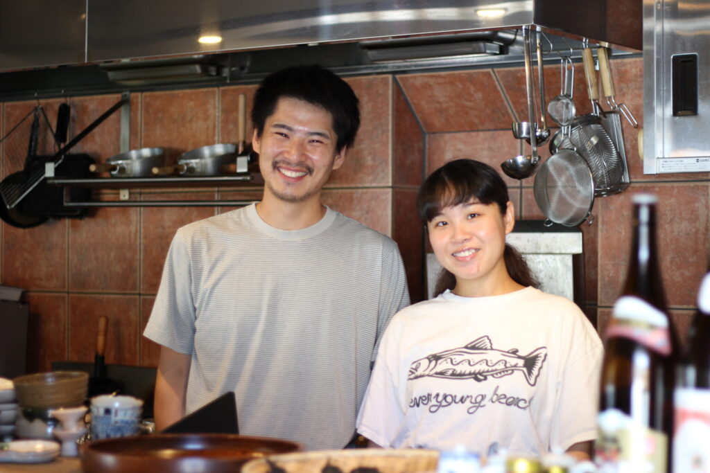 イドコロ商店 岩本啓汰さんご夫婦。店内にて。