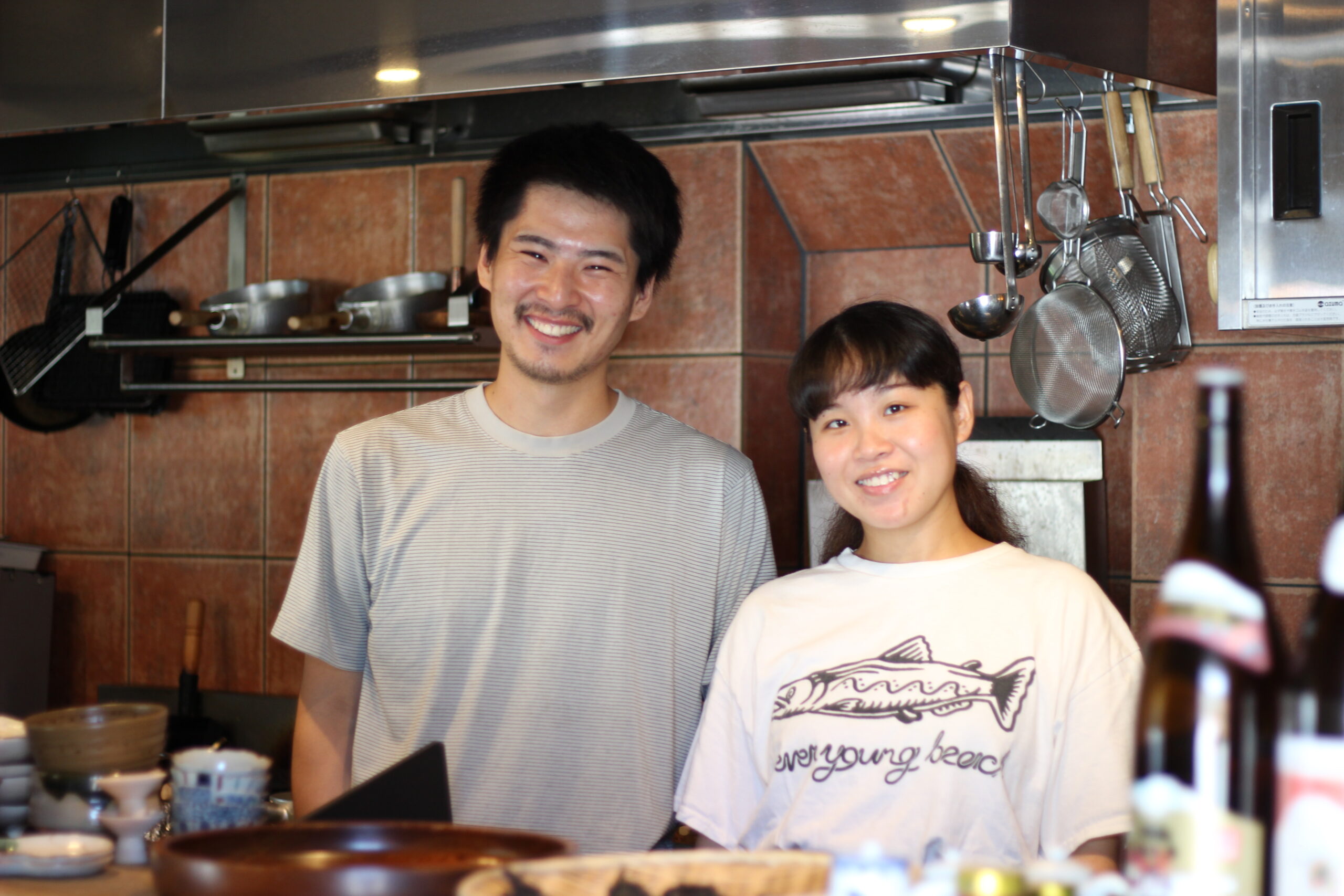 イドコロ商店 岩本啓汰さんご夫婦。店内にて。