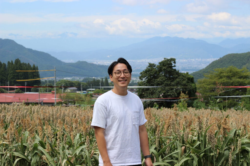 株式会社須坂の暮らし　早川航紀さん。ソルガム畑にて。