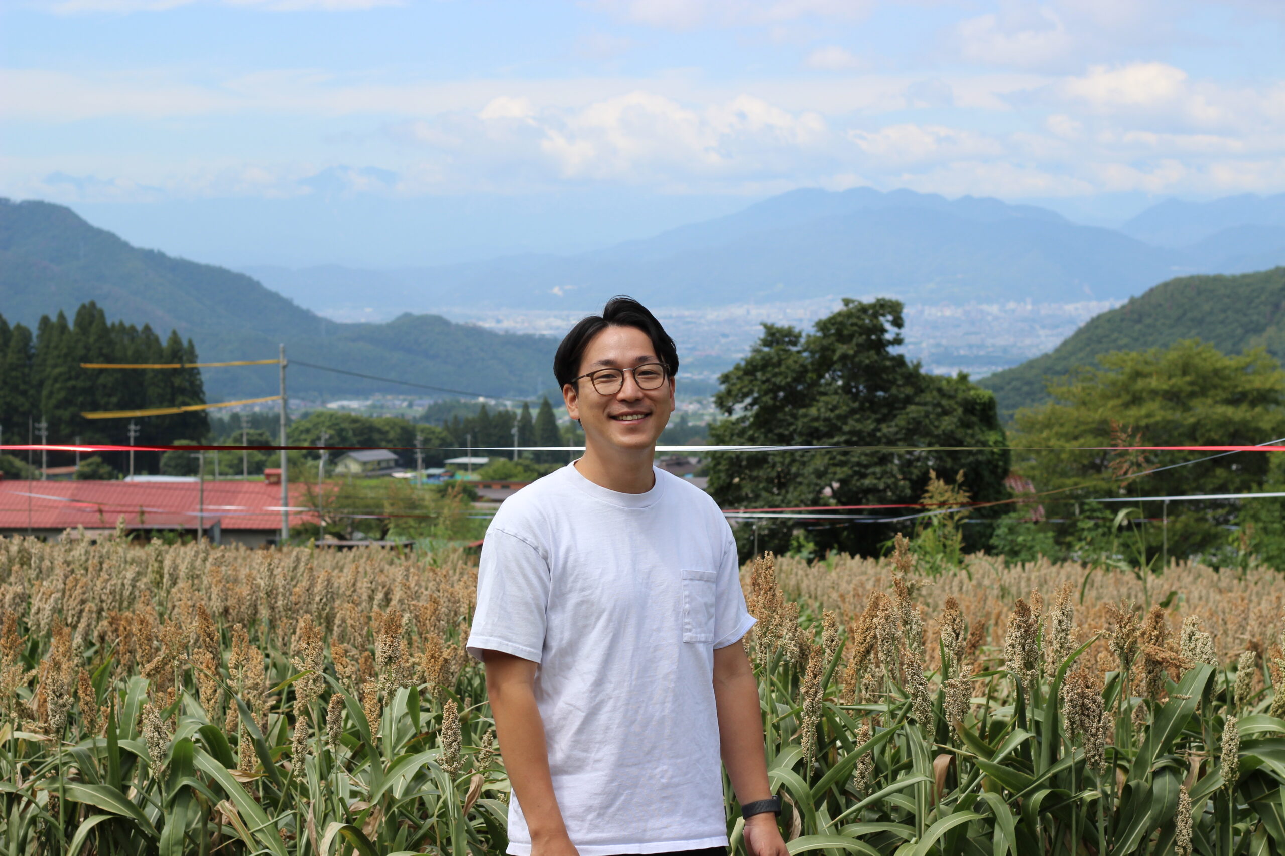 株式会社須坂の暮らし　早川航紀さん。ソルガム畑にて。