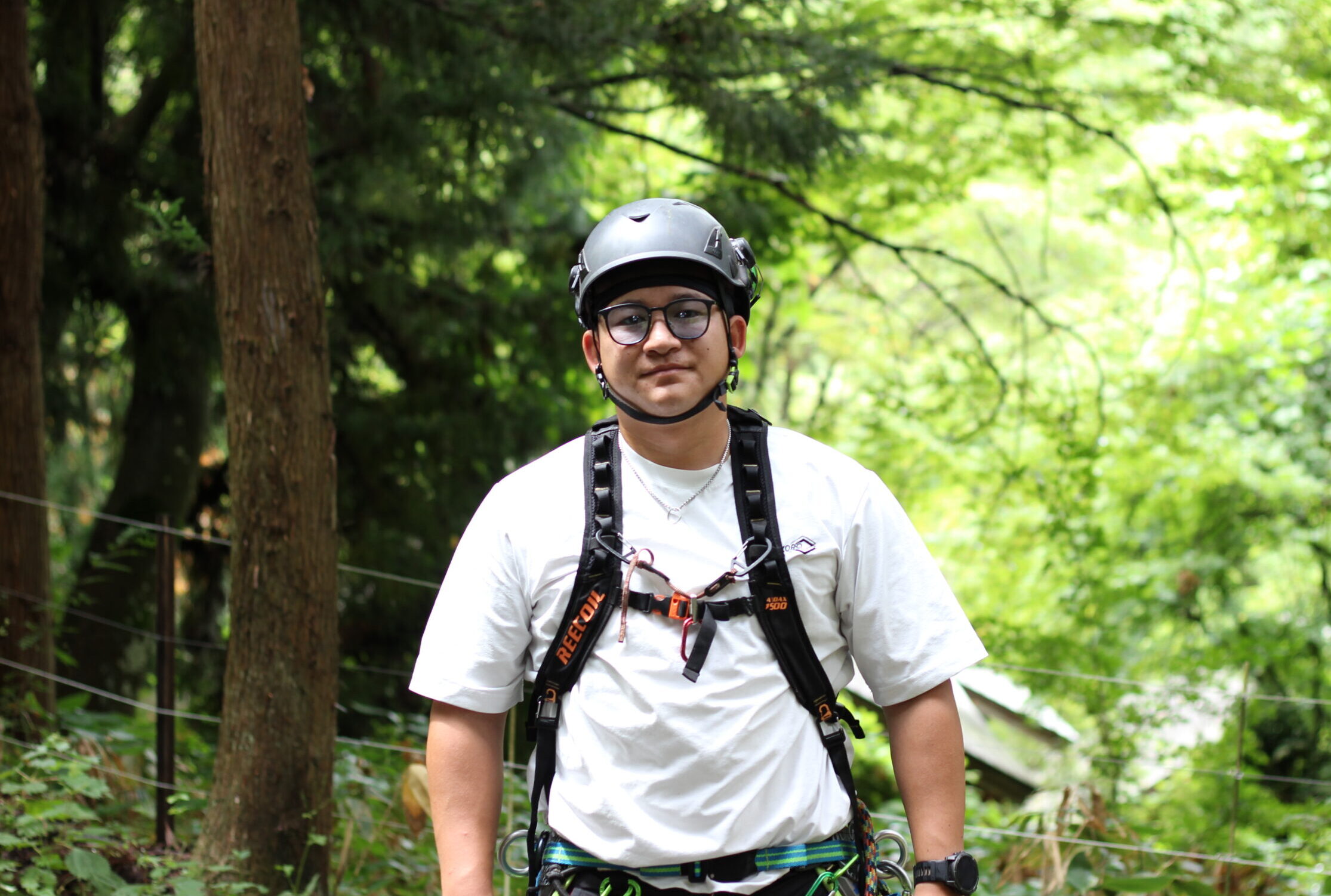 株式会社木の心　小林翔太さん。森の中で。