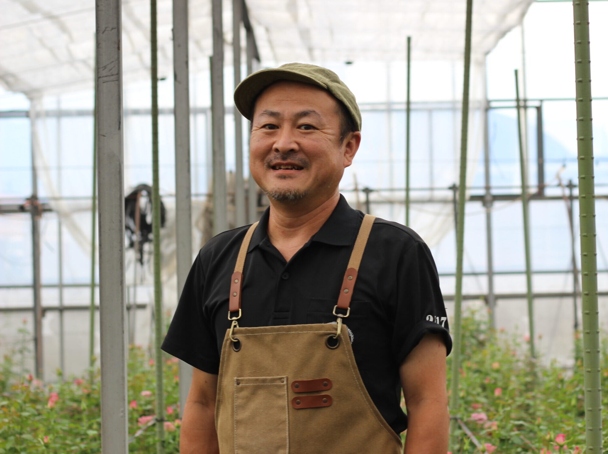 保科バラ園 保科利徳さん。ハウスにて。