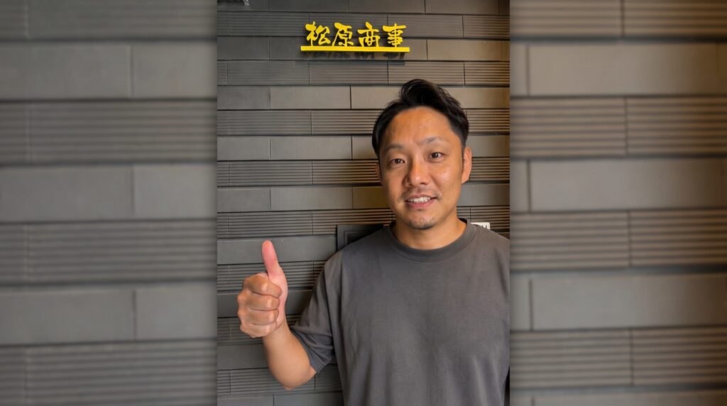 有限会社松原商事　松原佳祐さん。店舗前にて。