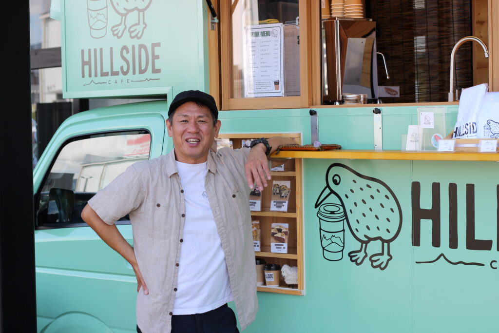 Hillside Cafe 樽野晃弘さん。キッチンカーの前で。