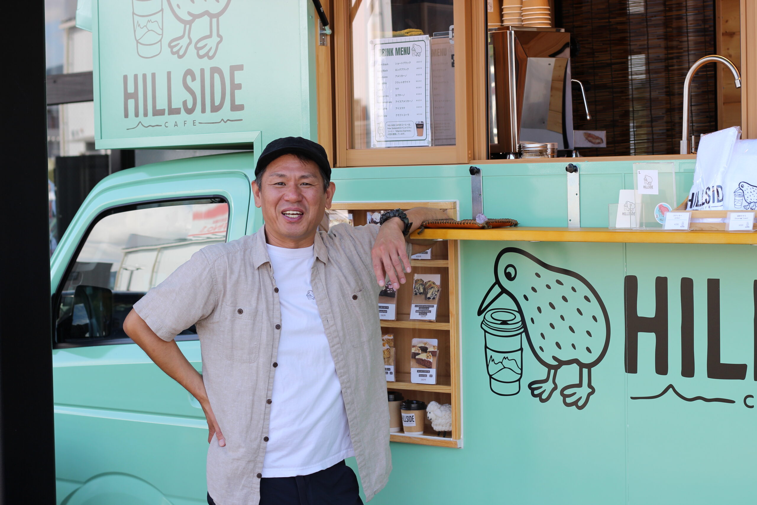 Hillside Cafe 樽野晃弘さん。キッチンカーの前で。