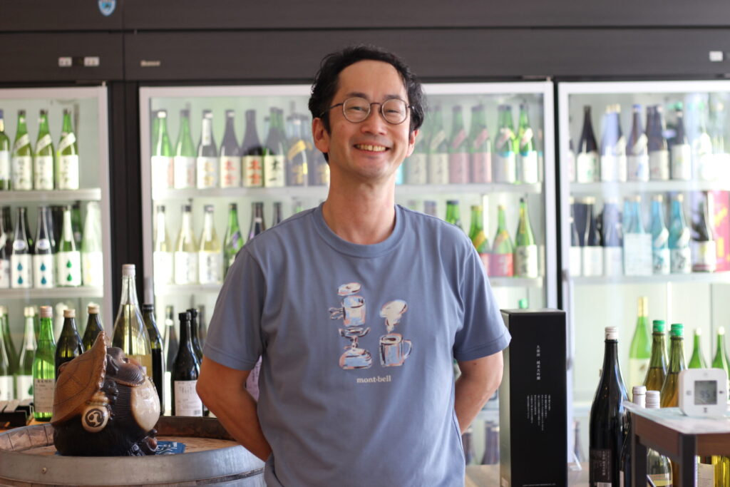 水橋酒店 水橋謙さん。店内にてニコッ。