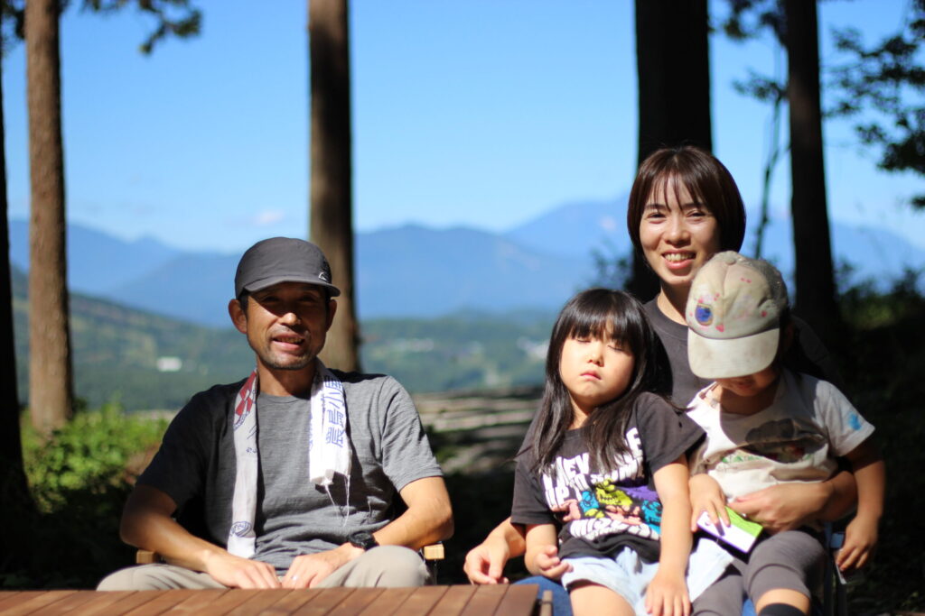 さとやまcamp。外山さんご家族。キャンプ場にて。